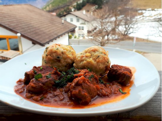 Rindsgulasch mit Knödeln